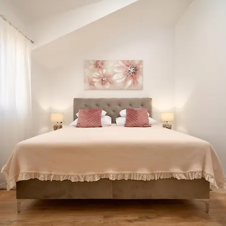 Zora Apartment *